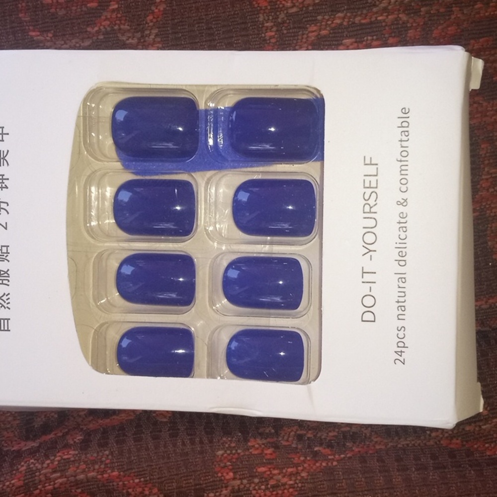 Press - on nails